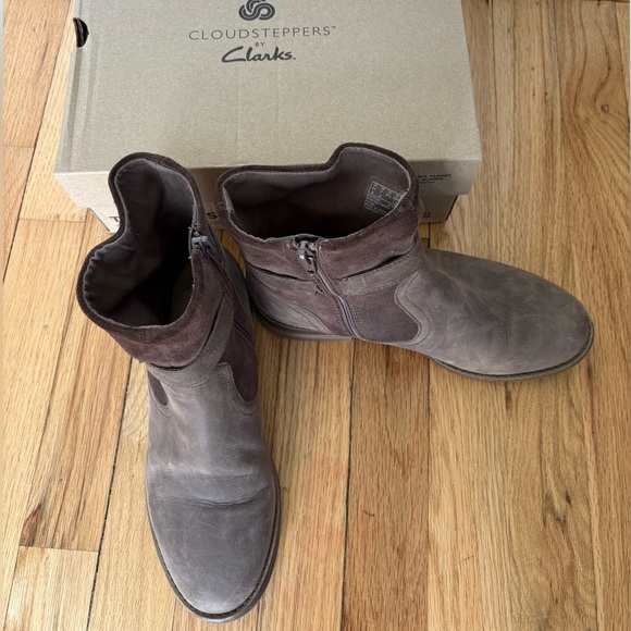 Clarks Women Cloudstepper Booties - Picture 5 of 9